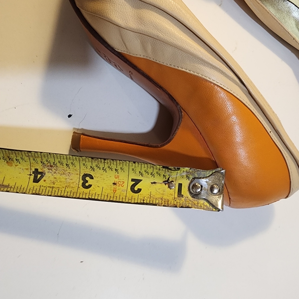 C. Label Two-Tone Orange and Cream Pointed-Toe Heels Sz 7.5 - Picture 7 of 16